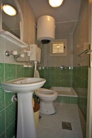 Гостевой дом Apartments MM Свети-Стефан Апартаменты с 1 спальней (для 3 взрослых)-1